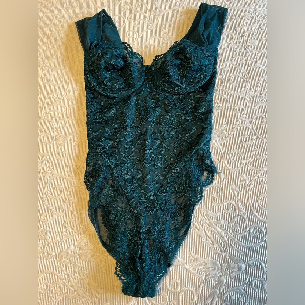 Vasarette lingerie, teal green,lacy sheer,one piece size 34c Built in bra.